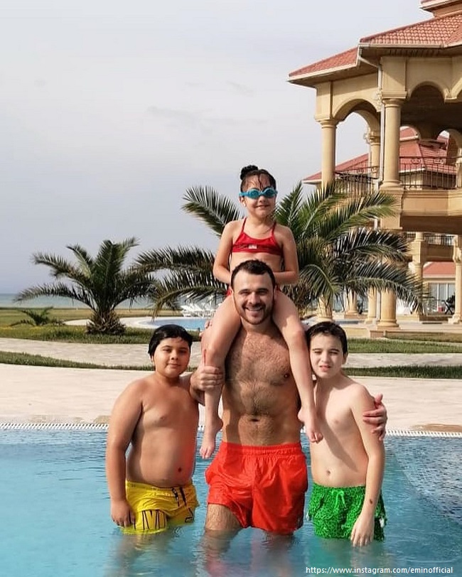 Эмин Агалров показал фото с отдыха с детьми 