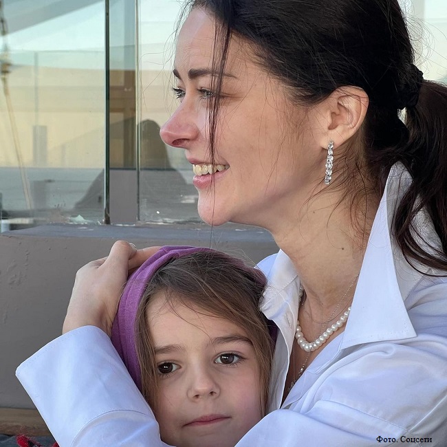 Марина Александрова с дочерью в Марокко