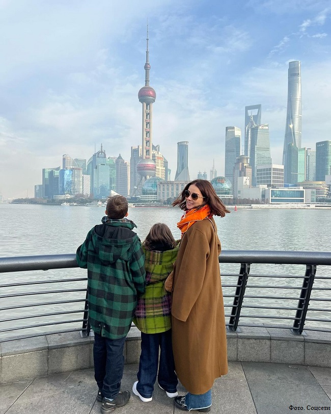 Марина Александрова с детьми в Шанхае