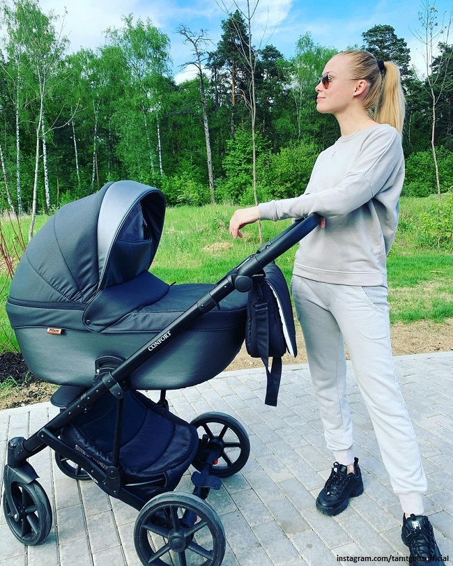 Татьяна Арнтгольц на прогулке с сыном