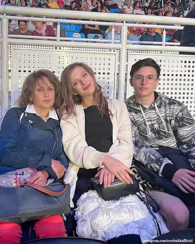 Лиза Арзамасова с мамой и Мартином Авербухом