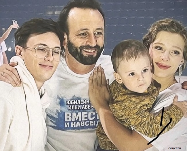 Илья Авербух с женой и сыновьями