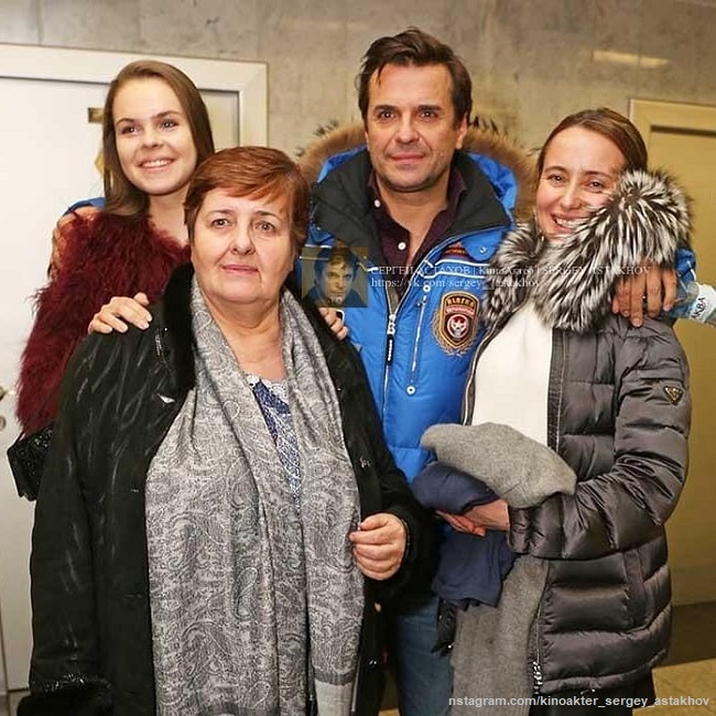 Сергей Астахов с мамой, дочерью и Викторией Савкеевой