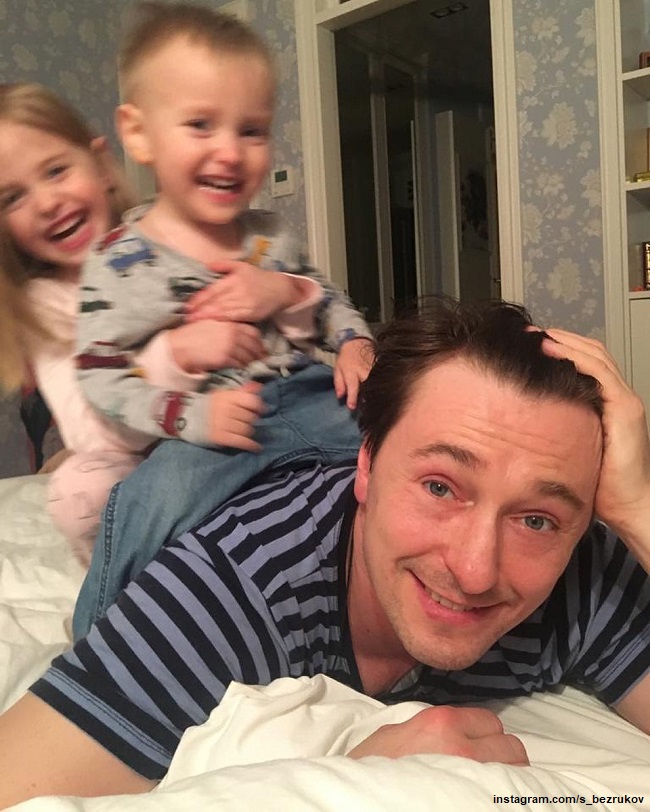 Сергей Безруков показал, как укладывает 2-летнего сына спать