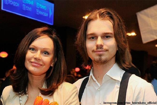 Ирина Безрукова с сыном - фото из архива Runews.biz - ««Instagram» запрещённая организация на территории РФ»