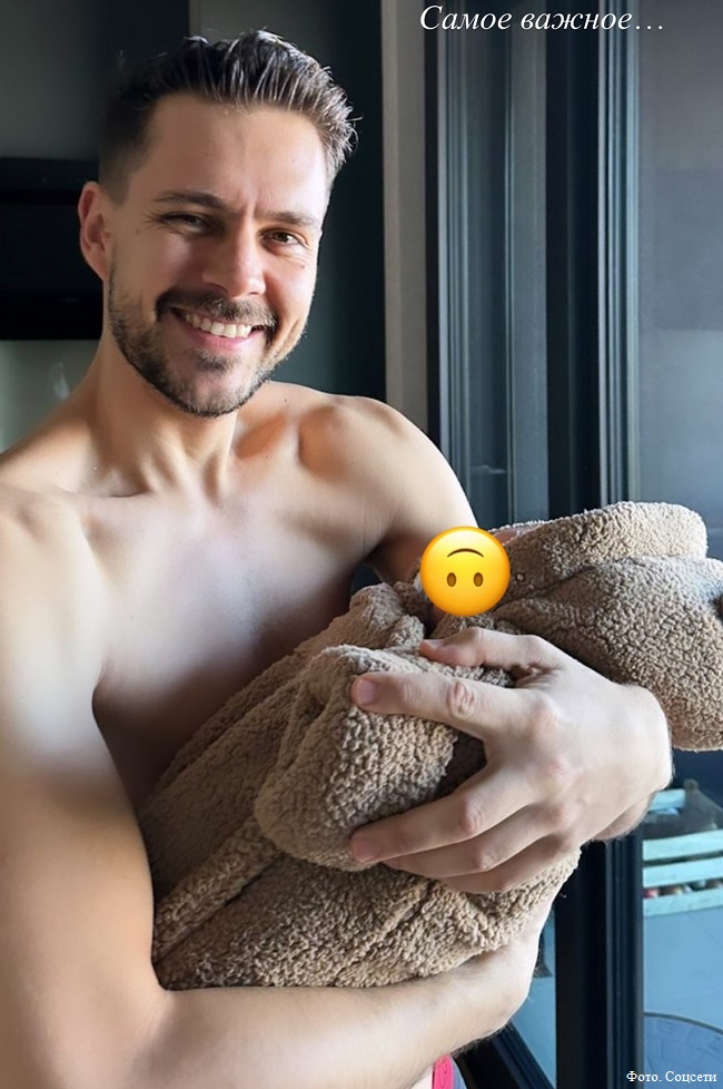 Милош Бикович с новорожденным сыном