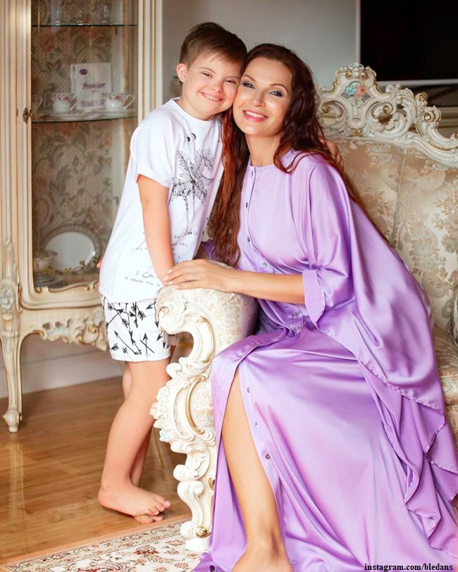 Эвелина Бледанся с сыном 