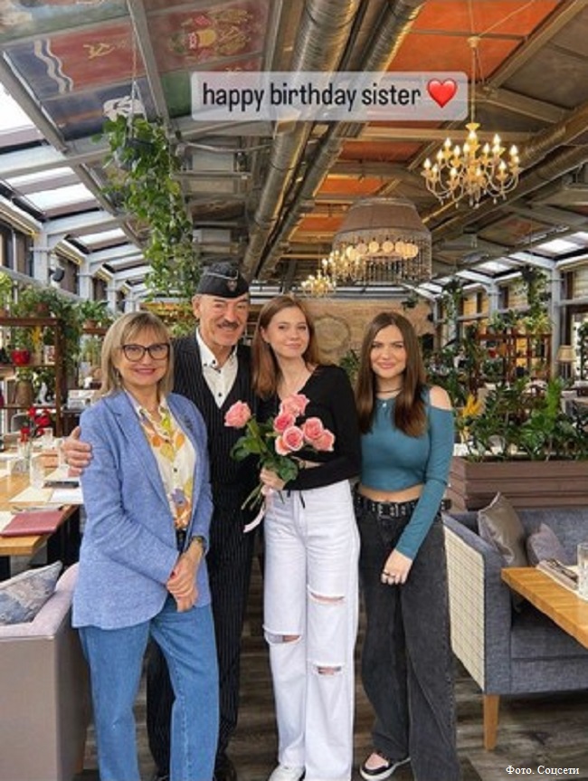 Михаил Бояярский и Лариса Лупиман с внучками