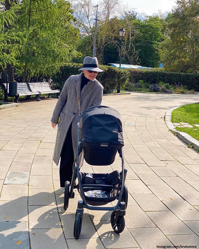 Татьяна Брухунова гуляет с сыном