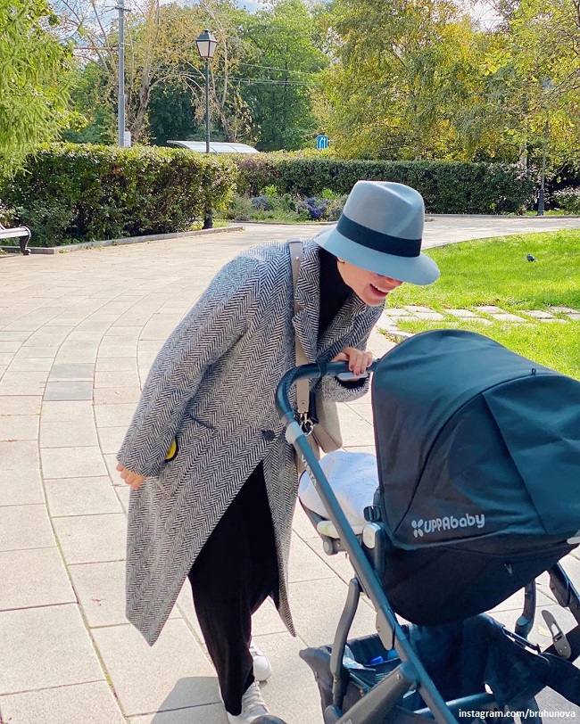 Татьяна Брухунова гуляет с сыном