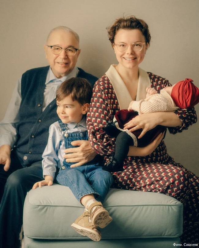 Евгений Петросян с женой и детьми