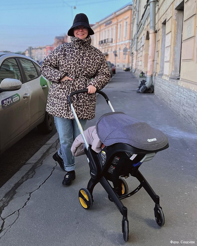Татьяна Брухунова на прогулке с крошкой-дочкой