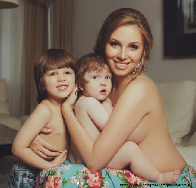 Полубнаженная жена Дмитрия Диброва с детьми 
