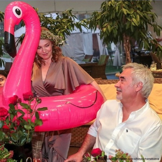 Альбина Джанабаева в розовом фламинго с мужем