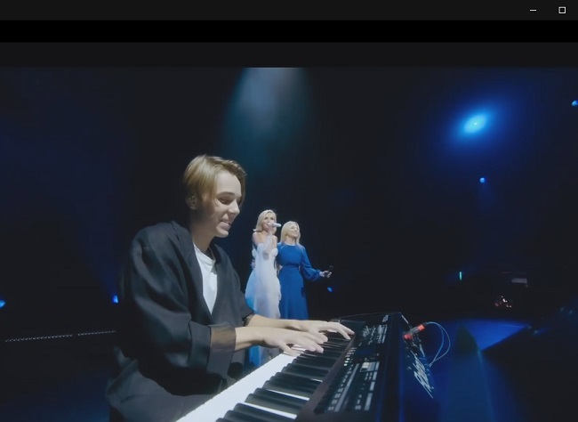 Андрей Кислов аккомпанирует маме Полине Гагариной