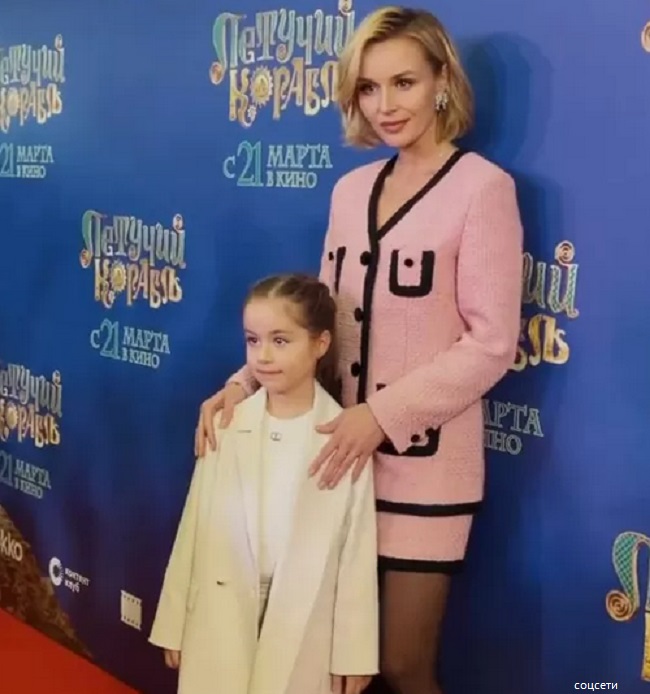 Полина Гагарина с дочерью 