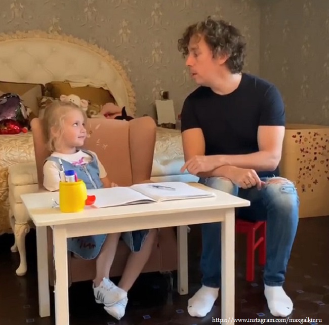 Максим Галкин показал, как занимается с дочерью французским языком  
