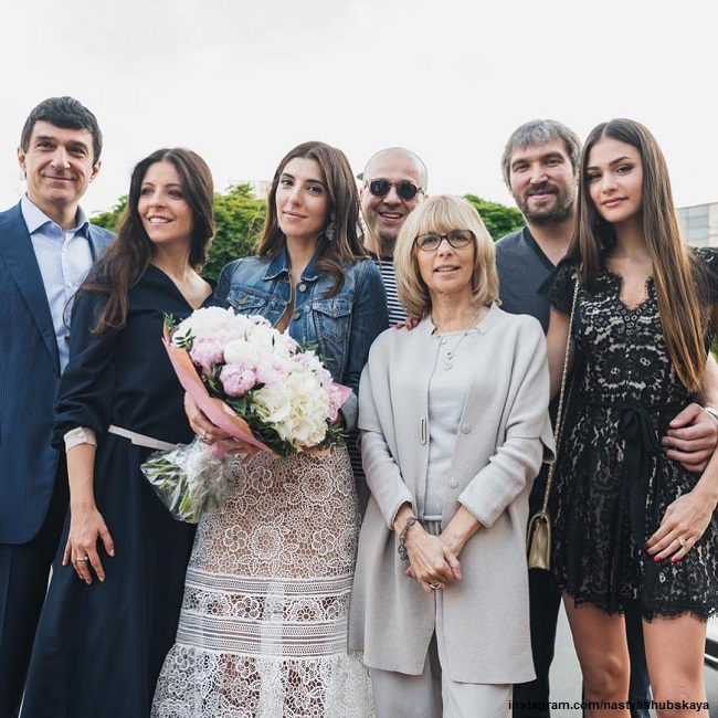 Вера Глаголева и Кирилл Шубский с дочерьми и зятьями