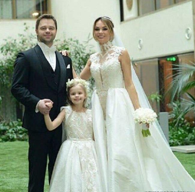 Виталий Гогунский с женой и дочкой 