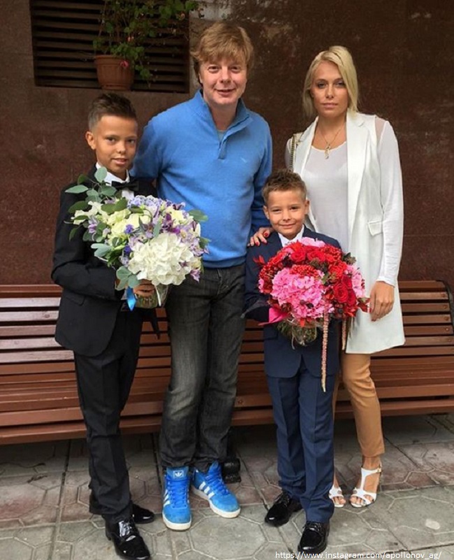 Андрей Григорьев-Апполонов с женой и детьми 