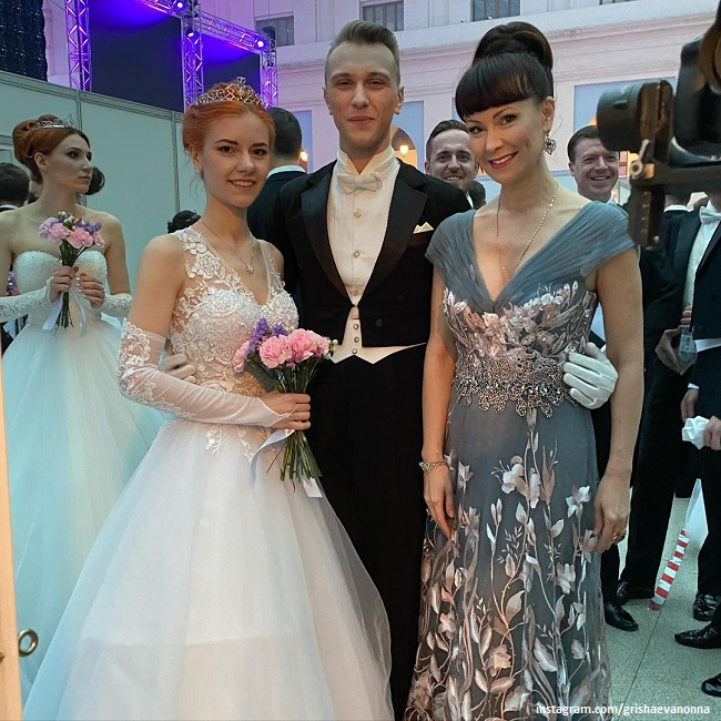 Нонна Гришаева с дочерью Анастасией и ее партнером