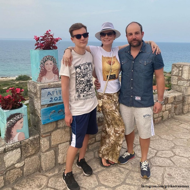 Нонна Гришаева с мужем и сыном на отдыхе в Греции
