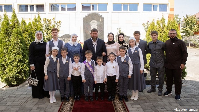 Рамзан Кадыров с семьей - фото из архива Runews.biz - ««Instagram» запрещённая организация на территории РФ»