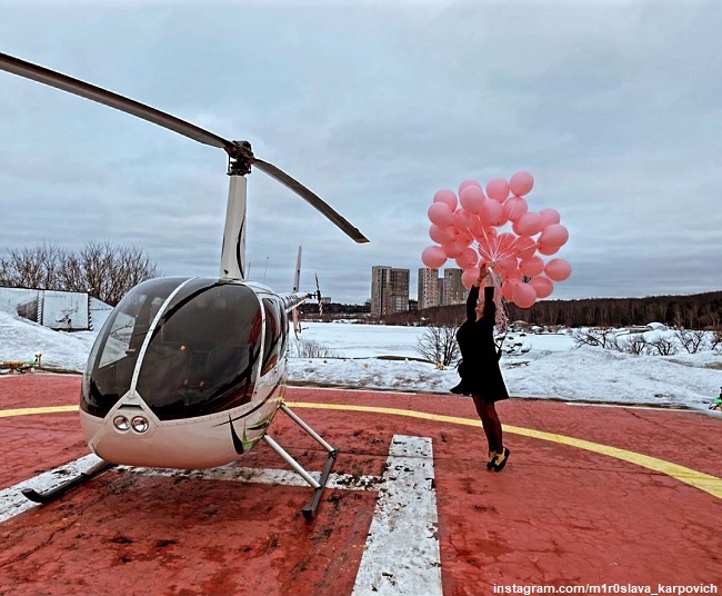 Мирослава Карпович готовится сесть в вертолет