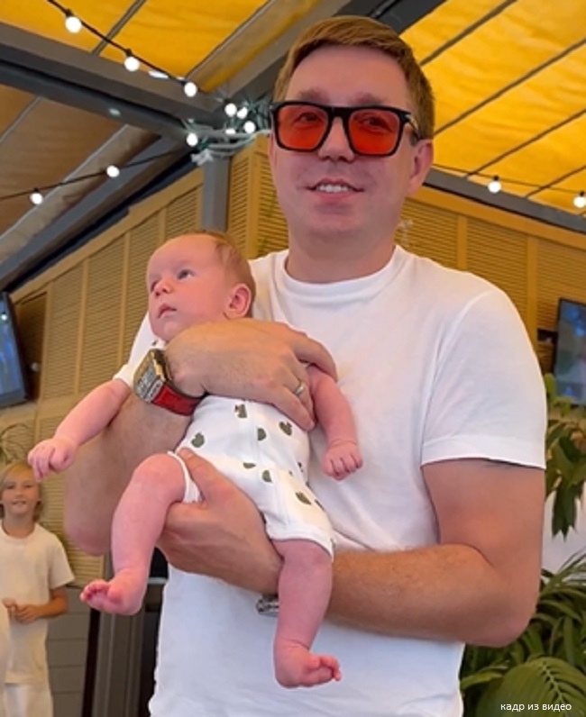 Муж Лены Катиной с малышом 