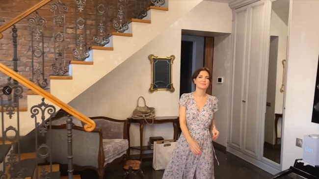 Екатерина Климова с гордостью демонстрирует свою квартиру. кадр видео