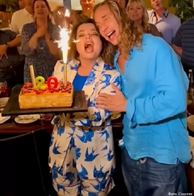 Наташа Королева и Сергей Глушко с праздничным тортом