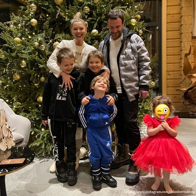 Мария Кожевникова с мужем и детьми 