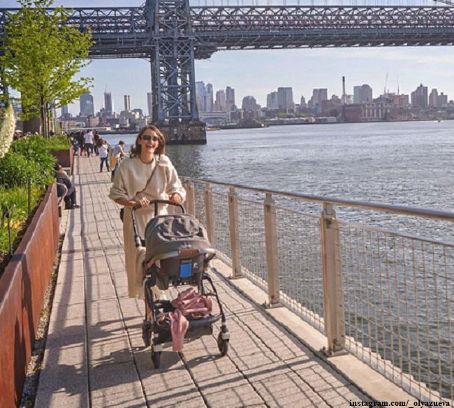 Ольга Зуева гуляет с дочерью Одой Валентиной в Нью-Йорке