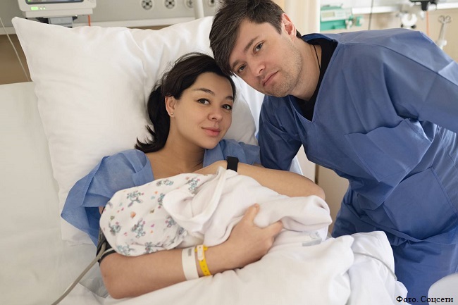 Марина Кравец с мужем и новорожденной дочкой