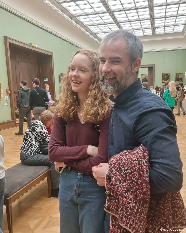 Муж Елены Ксенофонтовой с ее дочерью Софьей в Третьяковской галерее