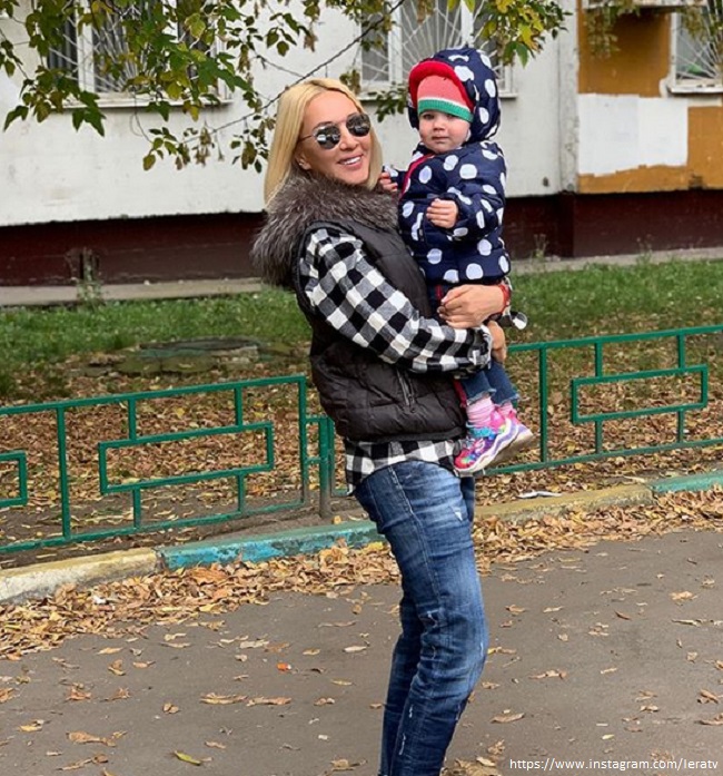 Лера Кудрявцева показала, как ее дочка забавно есть мандаринку 