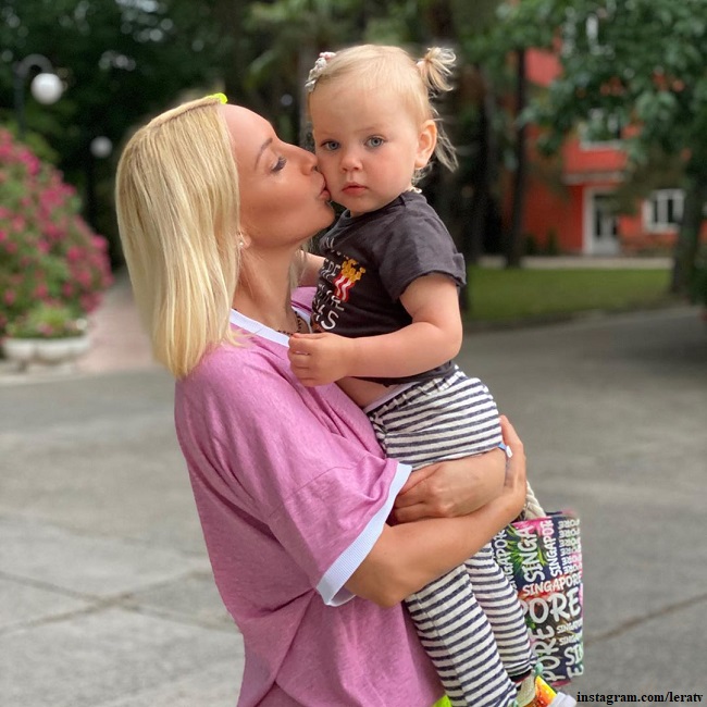 Лера Кудрявцева поделилась фото с дочерью в купальниках в стиле Family look 
