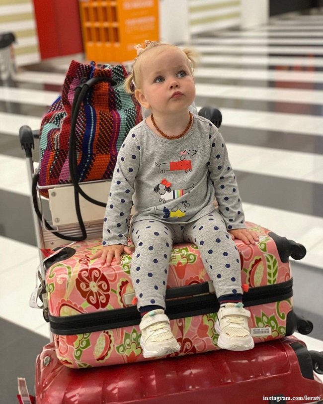 Маша Макарова сидит на чемоданах в аэропорту