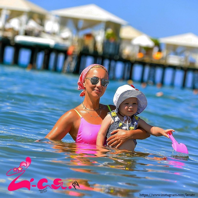 Лера Кудрявцева в купальнике с дочерью 