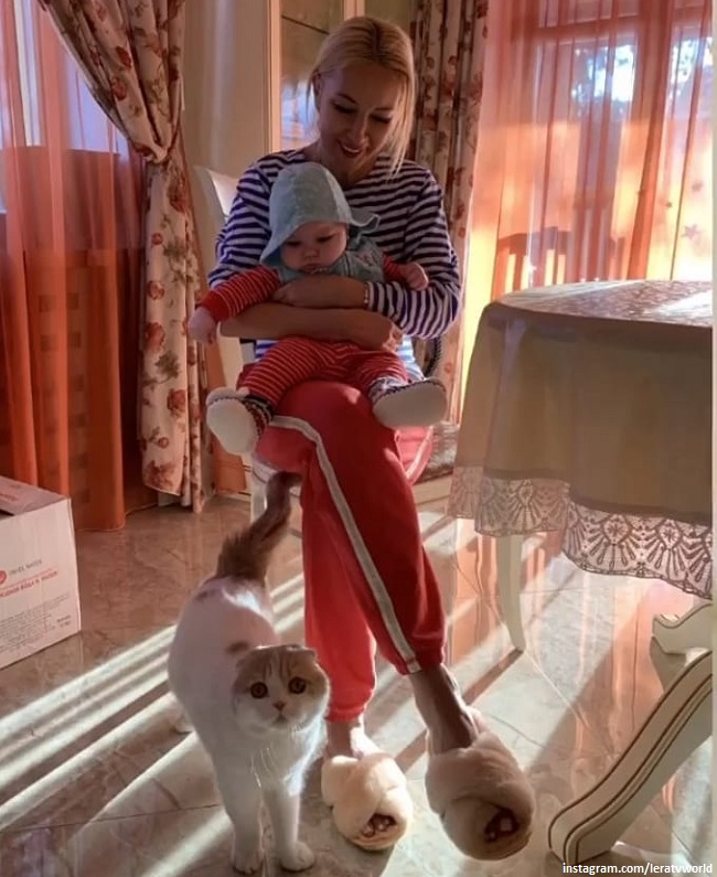 Лера Кудрявцева показала подарок от 2-летней дочки в День матери