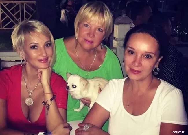 Лера Кудрявцева с мамой и сестрой 