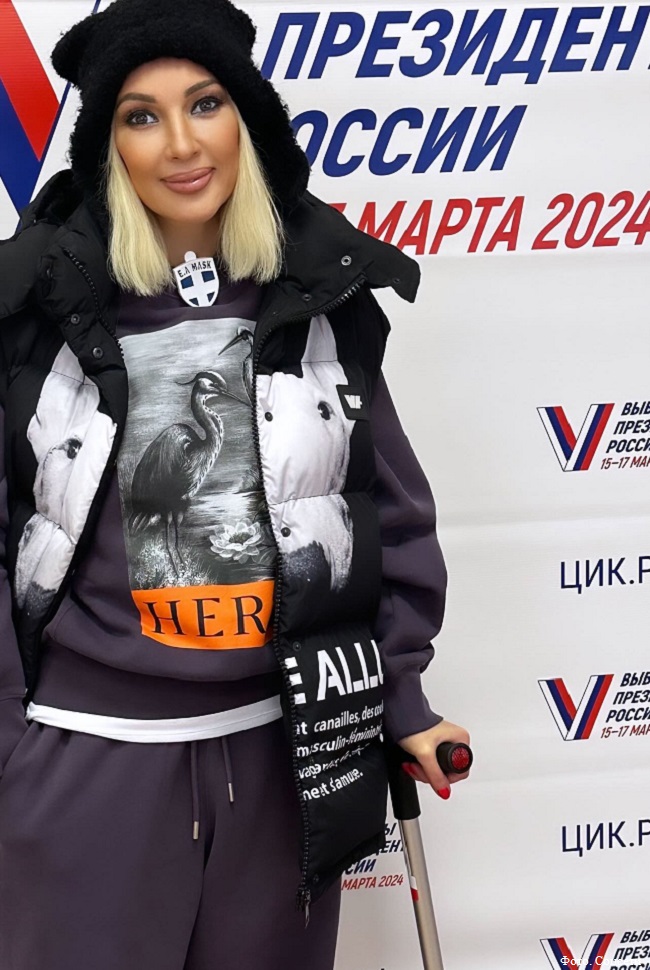 Лера Кудрявцева пришла на голосование с тростью