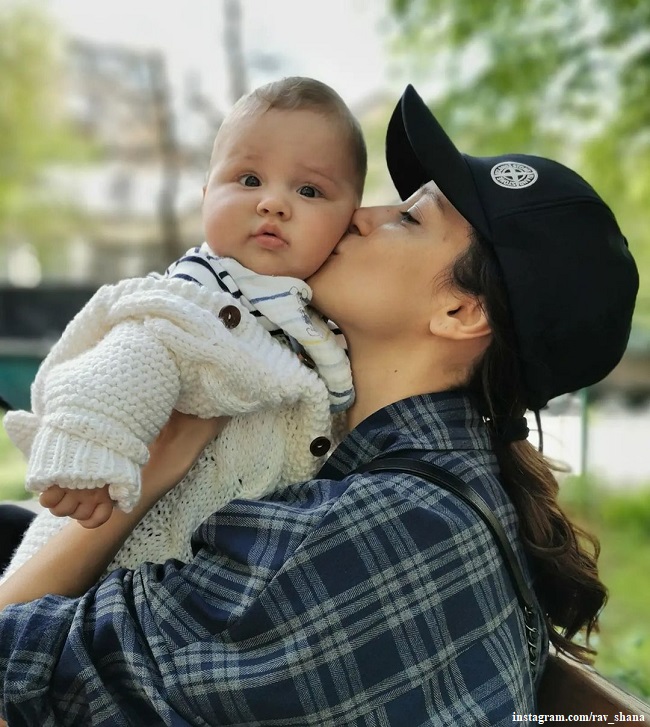 Равшана Куркова с малышом 