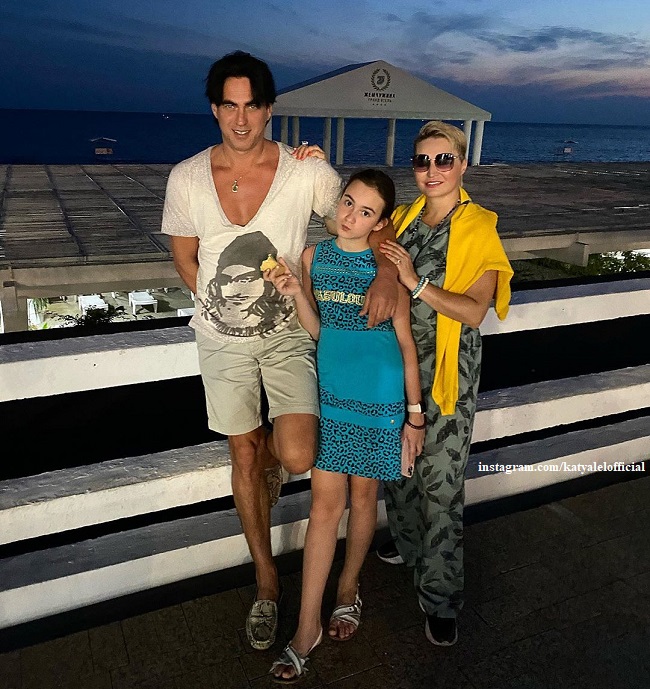 Катя Лель с мужем и дочерью в Сочи