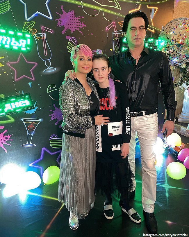 Катя Лель с мужем и дочерью