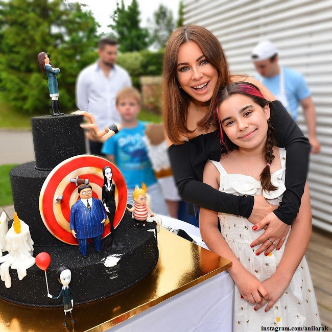 Ани Лорак с дочерью Софией позируют с с именинным тортом