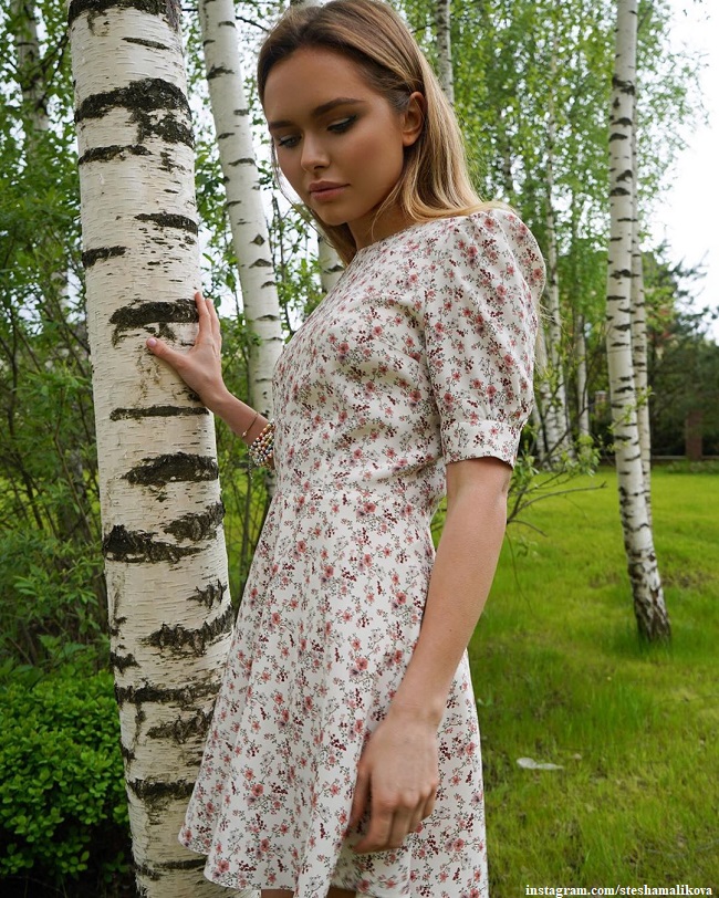 Стефания Маликова в платье соственного бренда