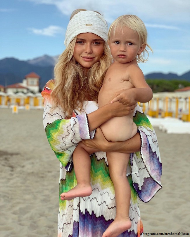 «Какие милахи»: Стефания Маликова поделилась пляжным снимками с 2-летним братом
