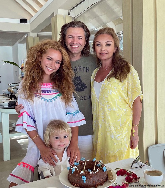 Дмитрий и Елена Маликовы с дочерью Стефанией и сыном Марком