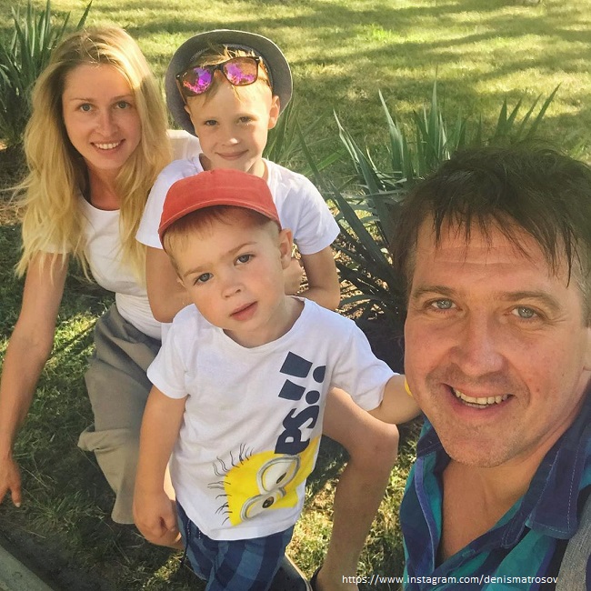 Денис Матросов с семьей - фото из архива Runews.biz - ««Instagram» запрещённая организация на территории РФ»